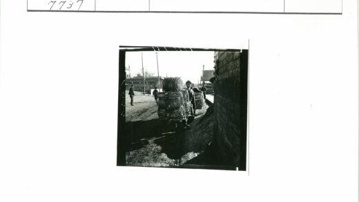 农村男子背柳条篮赶路.jpg