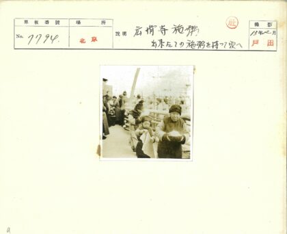冬日人群行走围栏小路.jpg