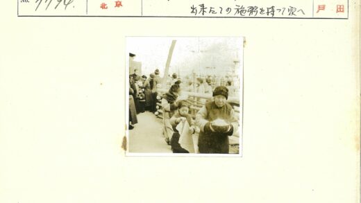 冬日人群行走围栏小路.jpg