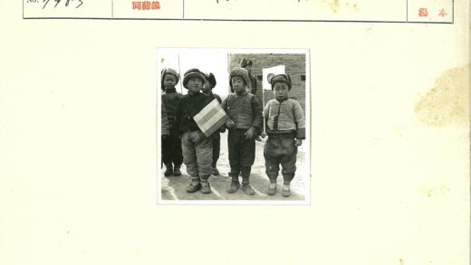 冬日儿童举旗砖墙背景.jpg