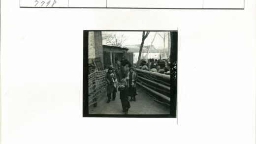 冬日孩童离校场景.jpg