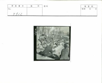 冬日户外集会人群.jpg