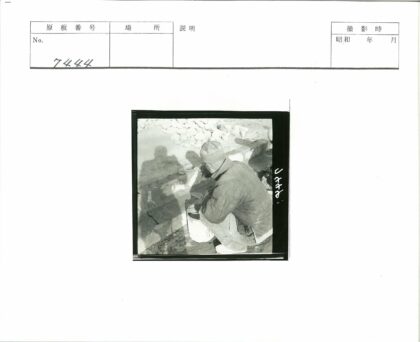冬日提水人墙影双映.jpg