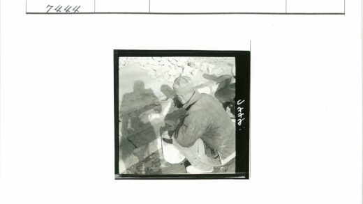 冬日提水人墙影双映.jpg