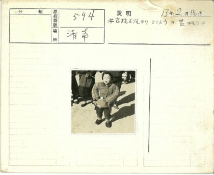 冬日童年穿棉衣的小孩在户外.jpg