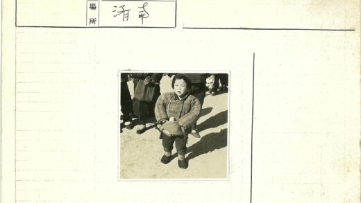 冬日童年穿棉衣的小孩在户外.jpg
