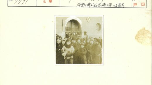 冬日童趣拱门前.jpg
