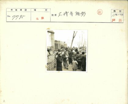 冬日集市人群忙碌场景.jpg