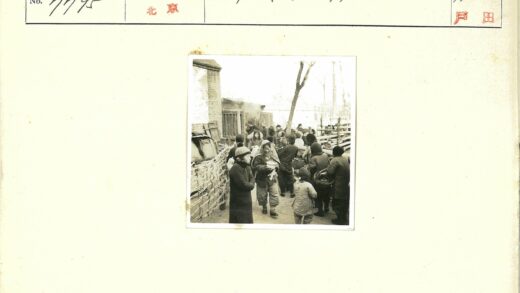 冬日集市人群忙碌场景.jpg