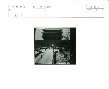 冬日雪径与古建筑拱门.jpg