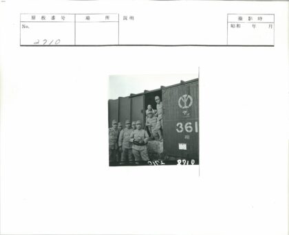 制服人员与干草车合影.jpg