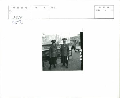 制服人员与户外广告背景合影.jpg
