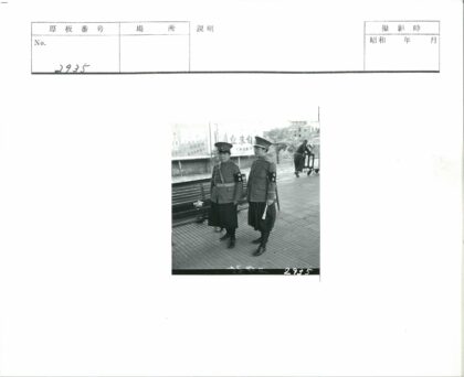 制服人员与标志建筑户外场景.jpg