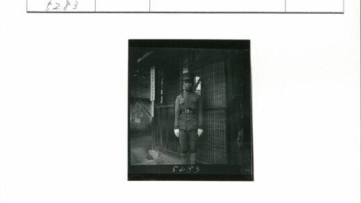 制服人员与竹窗木屋.jpg