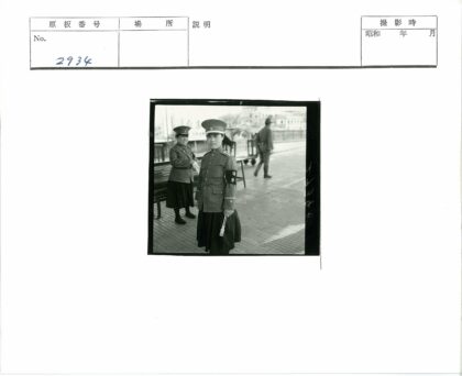 制服人员户外工作场景.jpg