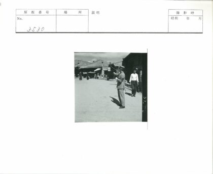 制服人员指挥行人街景.jpg