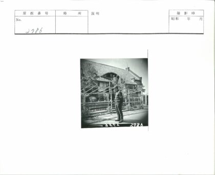 制服男子在瓦顶花园建筑前.jpg