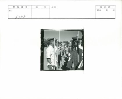 制服男子持棍列队训练.jpg