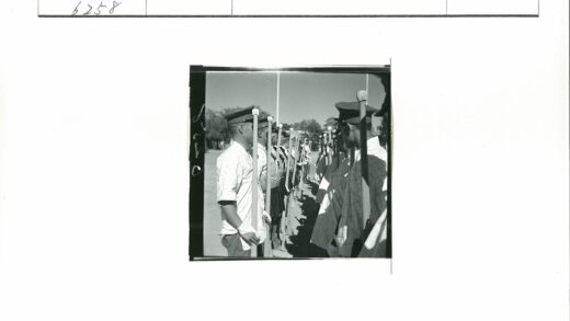 制服男子持棍列队训练.jpg
