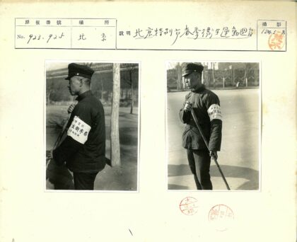 制服男子持棍街头.jpg