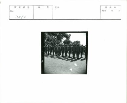 制服队伍树荫下列队.jpg