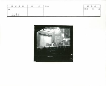 剧院舞台表演与观众剪影.jpg