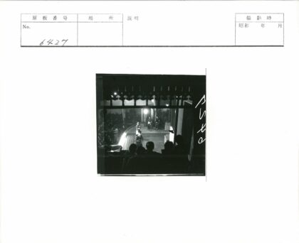 剧院舞台表演演员与观众互动.jpg