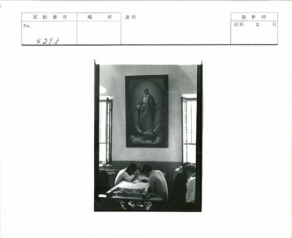 办公桌下的宗教画像工作场景.jpg