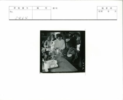 医护人员为患儿家属递送药品.jpg