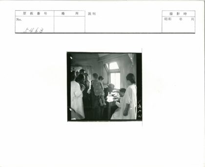 医生与戴帽男子在窗边讨论.jpg