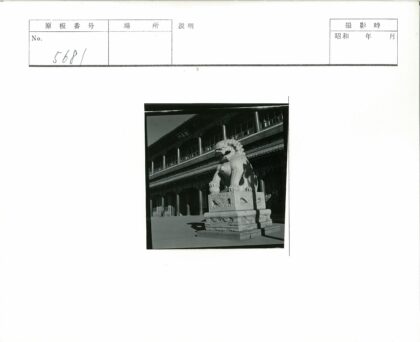 华丽建筑前巨型石狮雕像.jpg