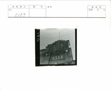 华丽建筑立面与空中电线.jpg