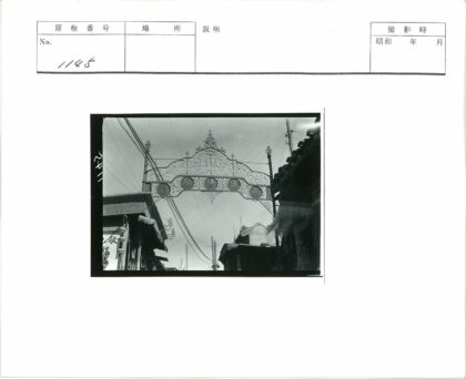 华丽拱门与城市街景.jpg