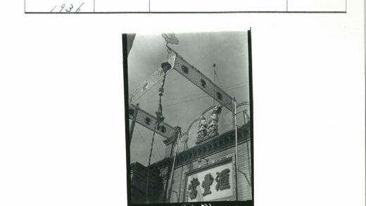 华丽拱门与雕像晴空下.jpg