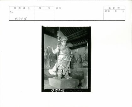 华丽盔甲战士雕像与木梁建筑.jpg