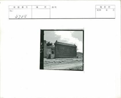 华丽石墙与雕像建筑局部.jpg
