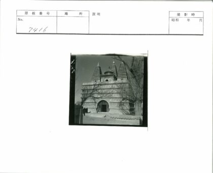 华丽石建筑树林入口人群.jpg