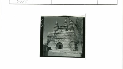 华丽石建筑树林入口人群.jpg