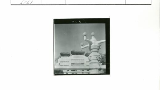 华丽石雕建筑与多层传统屋顶.jpg