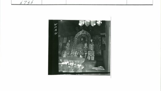 华丽祭坛佛像与供品特写.jpg
