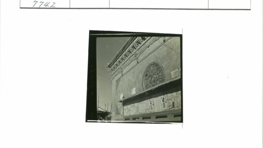 华丽雕刻装饰墙壁与电力线街景.jpg