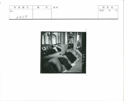 历史建筑内集体鞠躬仪式.jpg