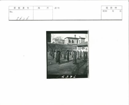历史建筑前人举手仪式.jpg