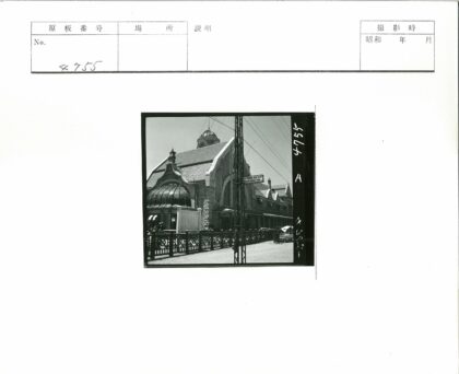 历史建筑圆顶与街道景观.jpg