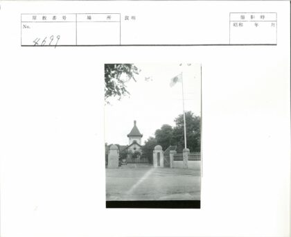 历史建筑封闭入口与国旗.jpg