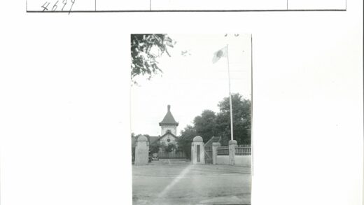 历史建筑封闭入口与国旗.jpg