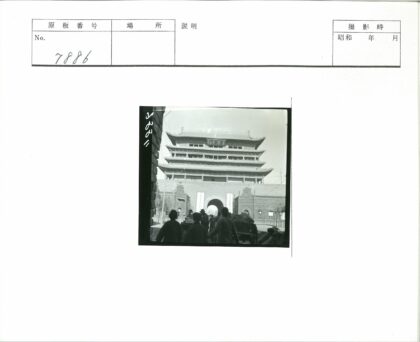 历史建筑拱门前的货物运输.jpg