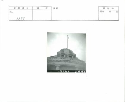 历史建筑砖砌立面与旗杆特写.jpg