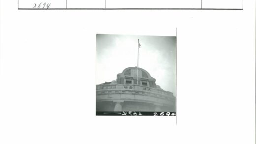 历史建筑砖砌立面与旗杆特写.jpg