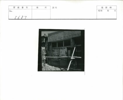 历史建筑立面修复中的木脚手架.jpg